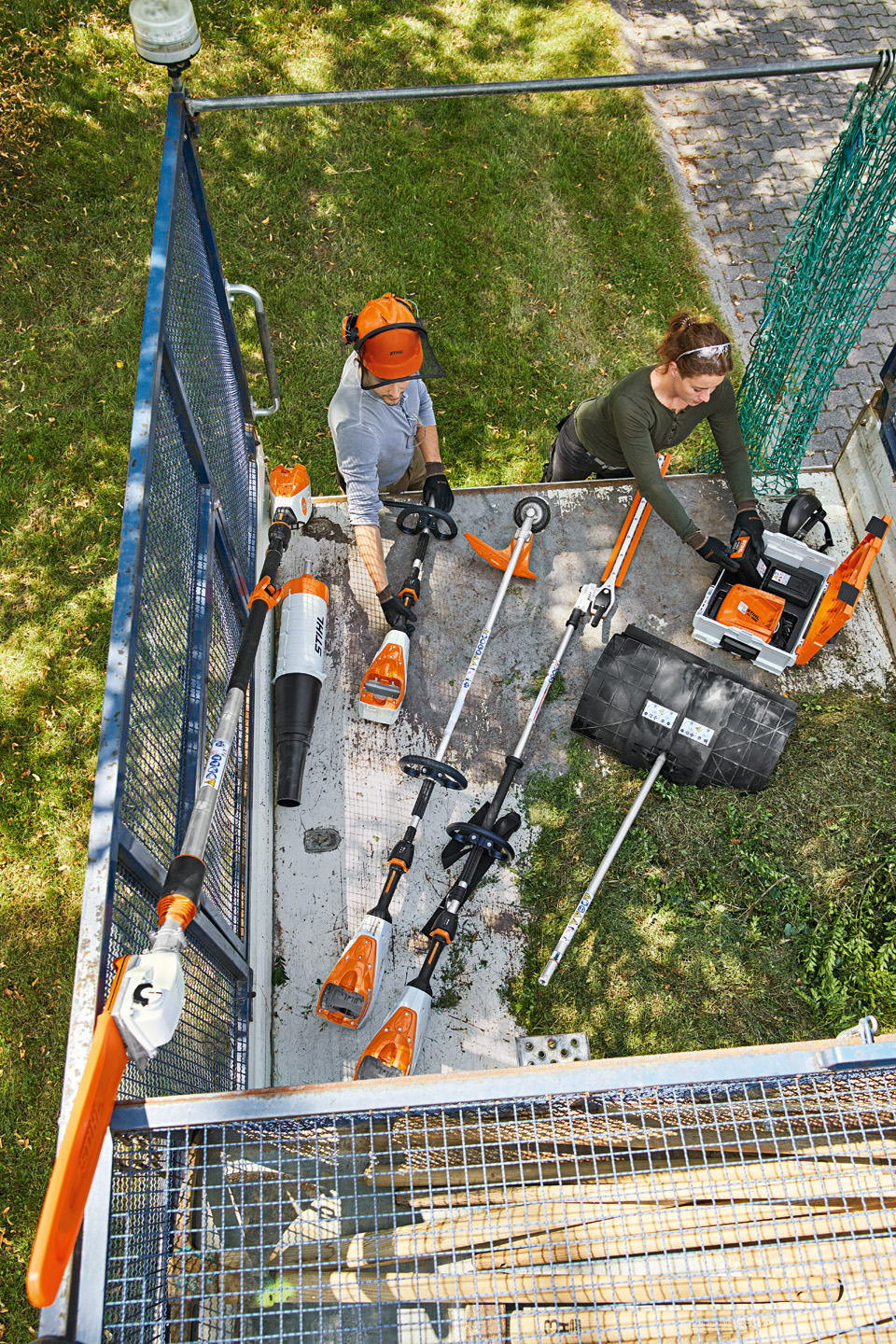 Обрізання країв газону акумуляторними мотоножицями STIHL HSA 26