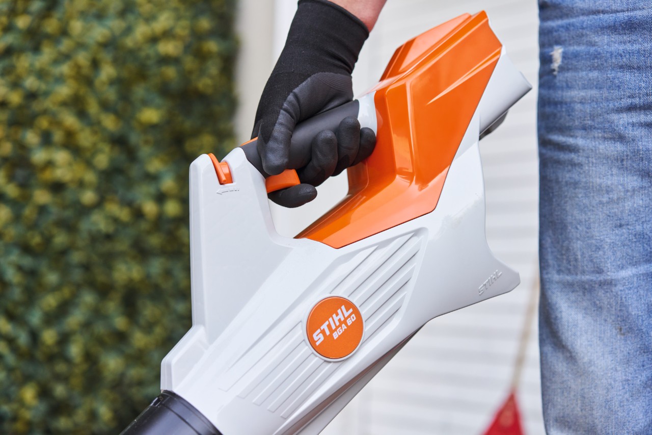 Повітродувка STIHL крупним планом, яку людина тримає в руці