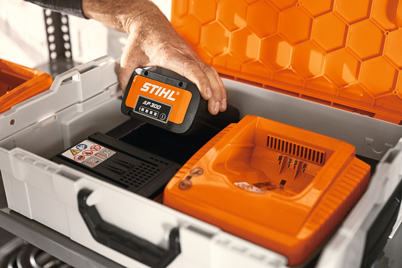 Бокс для акумуляторів STIHL з літій-іонним акумулятором AP 300 та зарядним пристроєм