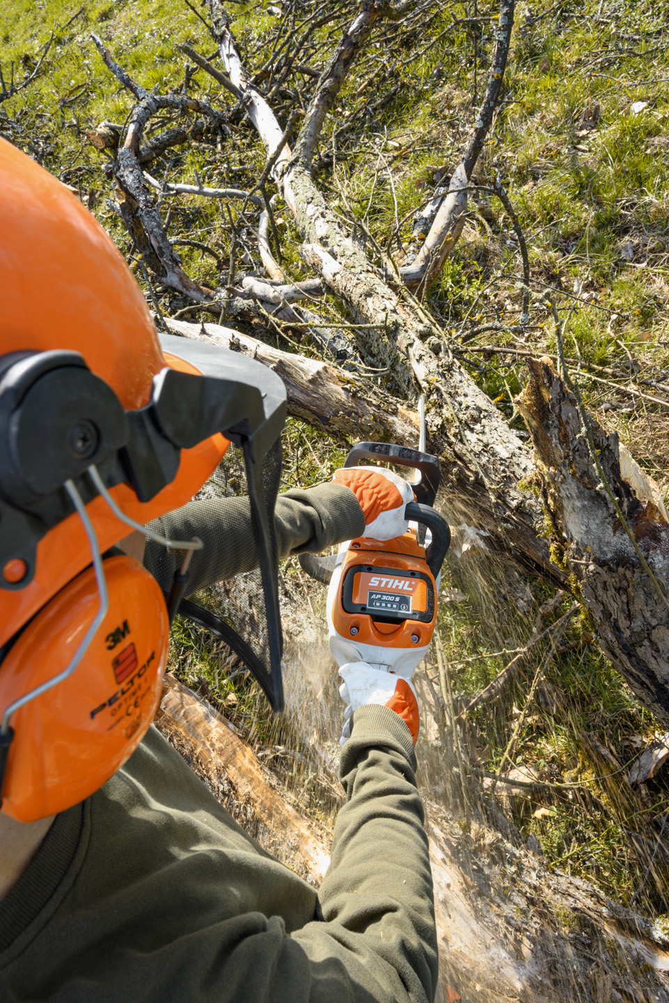 Акумуляторна ланцюгова пила STIHL MSA 220 C-B в роботі 