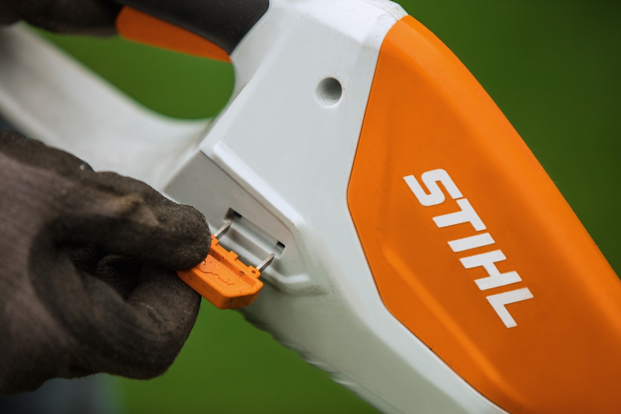 Акумуляторний тример для трави STIHL з вбудованим акумулятором і ключем для активації