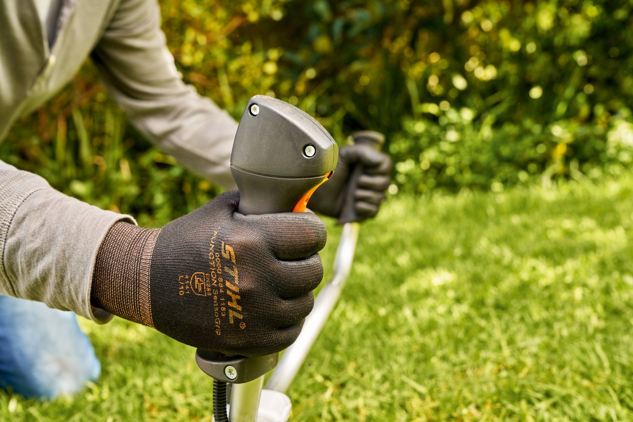 Чоловік короткочасно запускає двигун бензинової мотокоси STIHL FS 91
