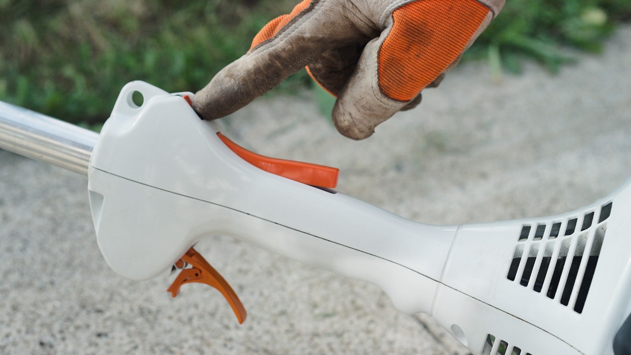 На бензиновій мотокосі STIHL FS 38 спрацьовує вимикач зупинки