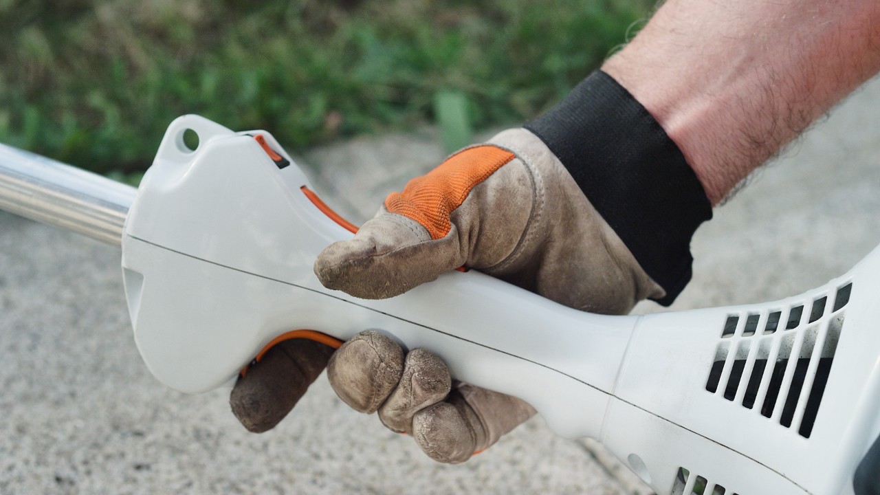 Важіль дросельної заслінки бензинової мотокоси STIHL FS 38 фіксується на місці