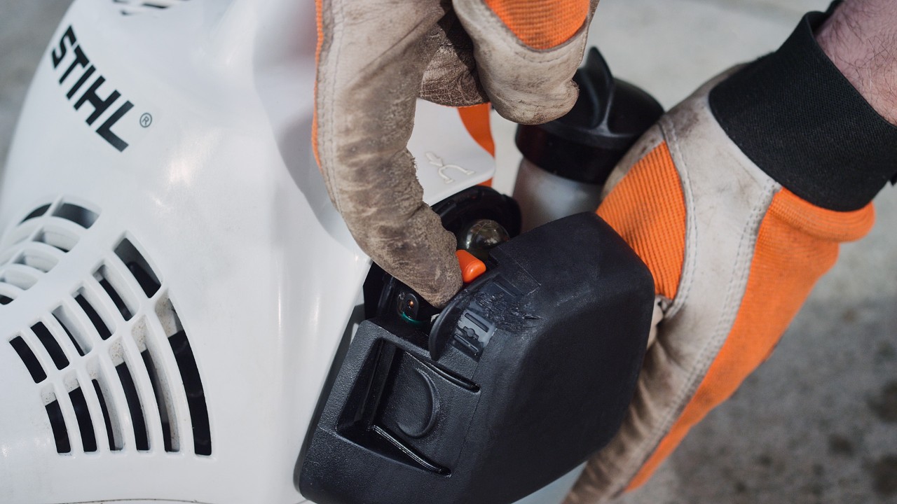 На бензиновій мотокосі STIHL FS 38 приводиться в дію важіль пускової заслінки