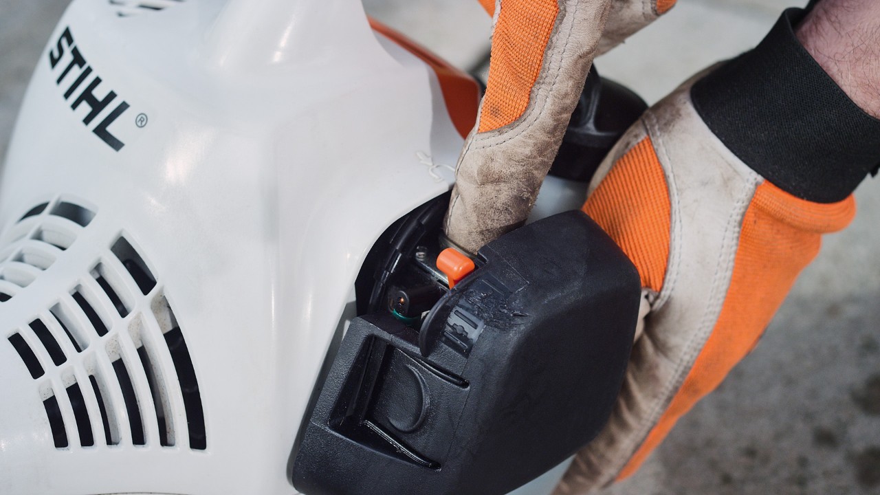 Натисніть на паливний насос на бензиновій мотокосі STIHL FS 38 