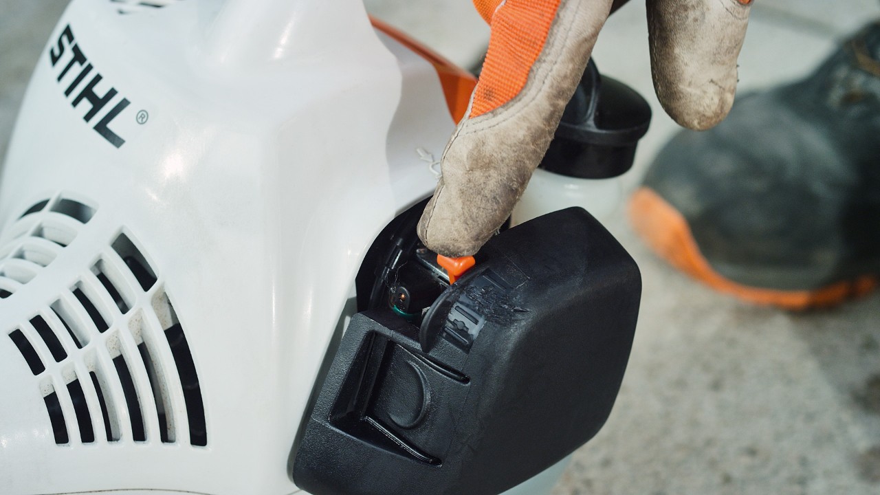 Відкрито дросельну заслінку бензинової мотокоси STIHL FS 38