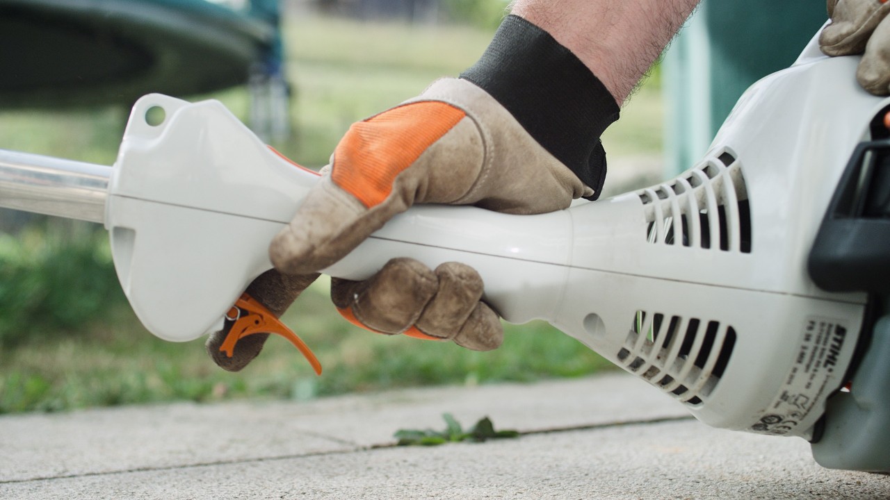 На бензиновій мотокосі STIHL FS 38 натискається важіль дросельної заслінки 