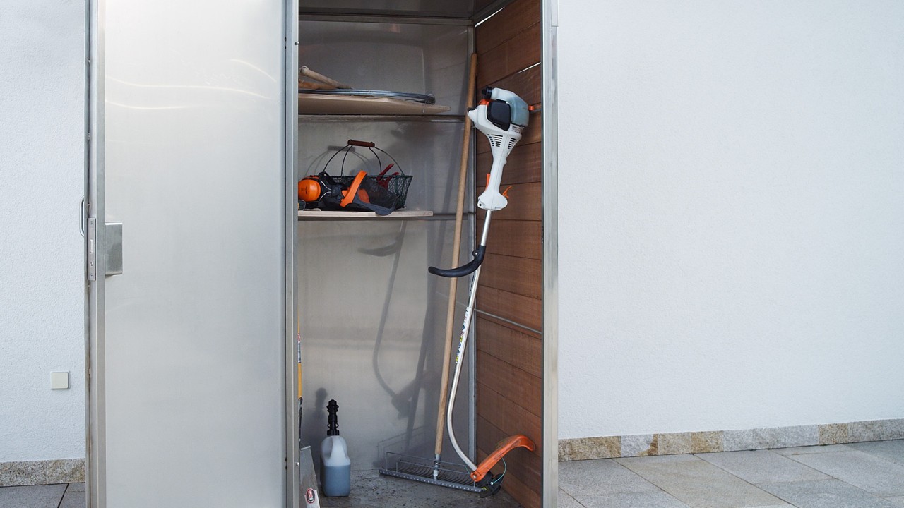 Вимкнена бензинова мотокоса STIHL FS 38 стоїть у шафі
