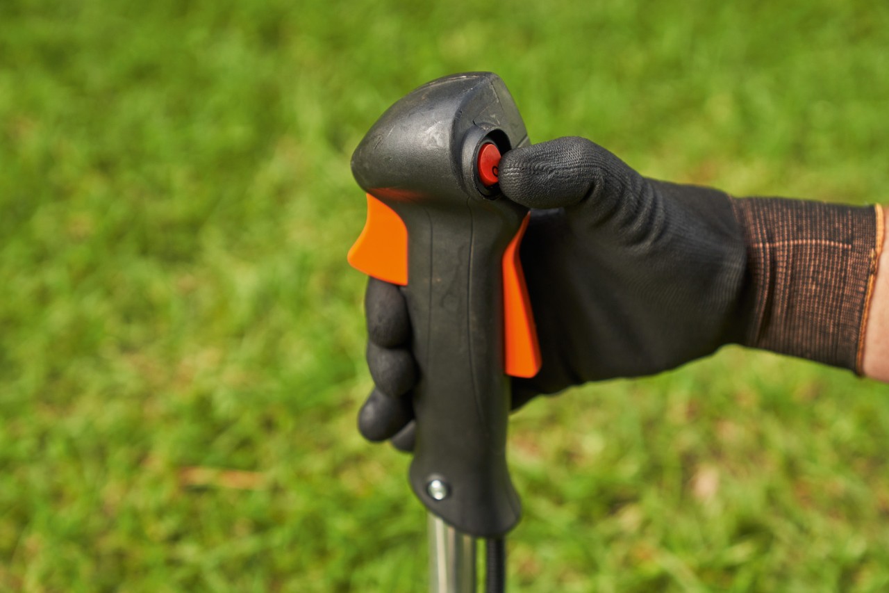 Чоловік кладе бензинову мотокосу STIHL FS 56