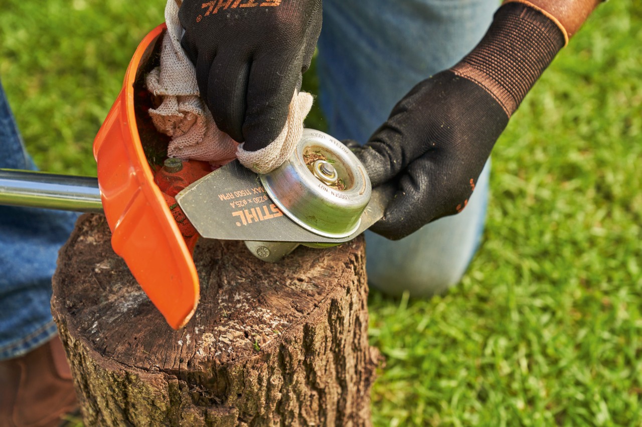 Ніж для заростей мотокоси STIHL очищується вологою ганчіркою.