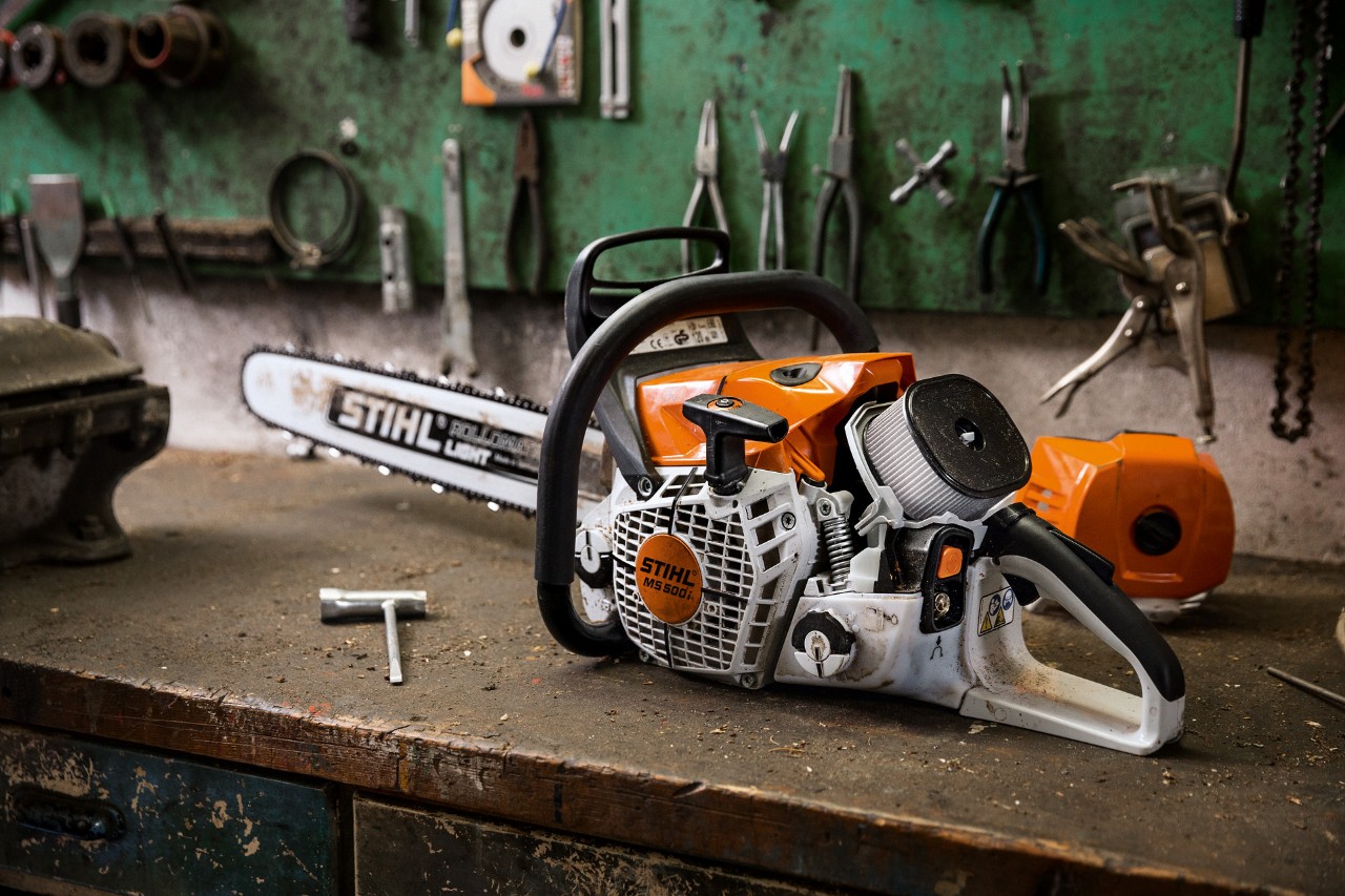 Бензопилка STIHL MS 500¡ W на верстаку в майстерні