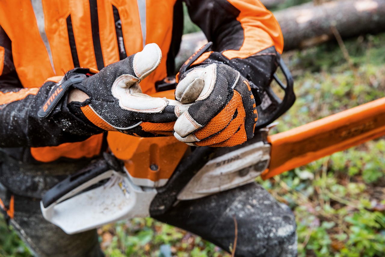 Захисний одяг із захисними рукавичками STIHL ADVANCE Ergo MS для роботи з бензопилкою