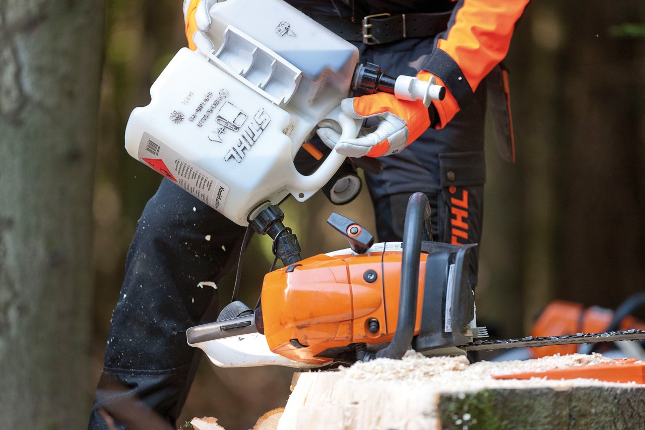 Ланцюгова пила STIHL MS 441 заправляється паливом для ланцюгових пил