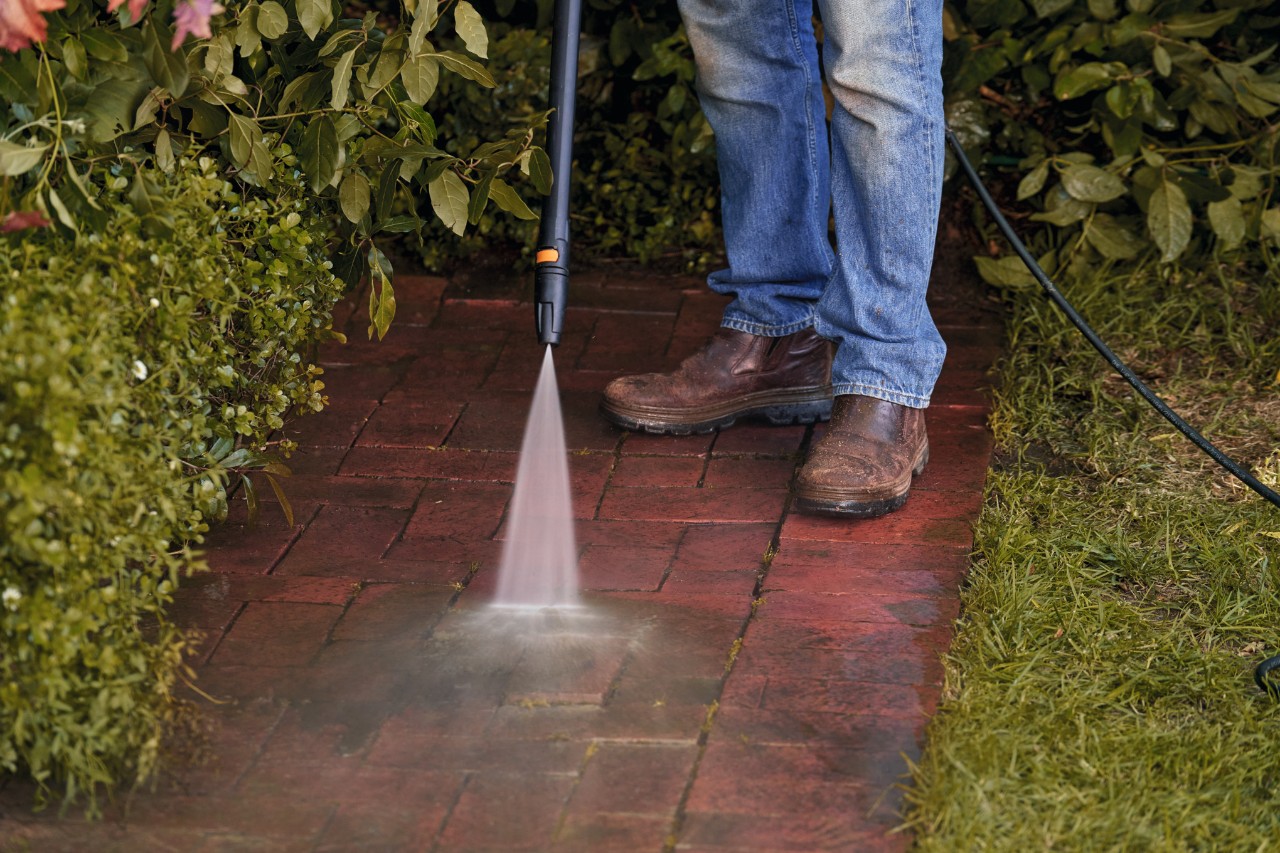 Pflastersteine im Garten werden mit einem STIHL Hochdruckreiniger RE 110 gereinigt