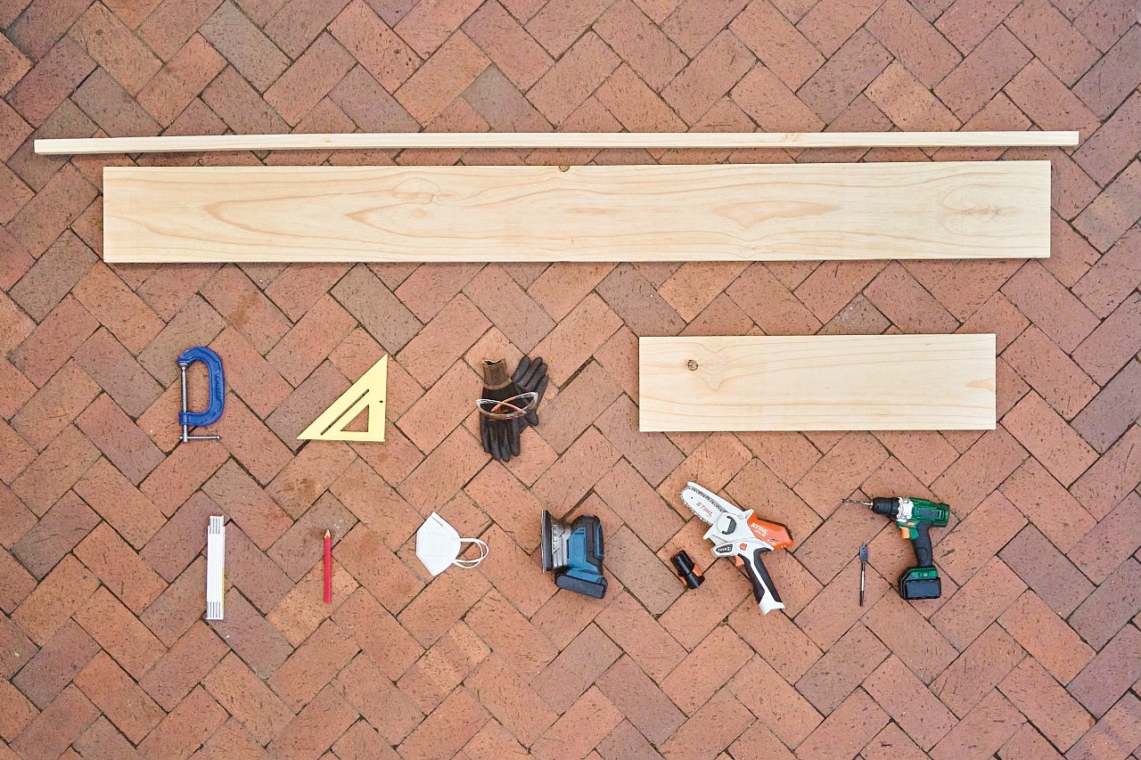Werkzeuge und Hilfsmittel, um einen Gartengerätehalter selber zu bauen, unter anderem der STIHL Akku-Gehölzschneider GTA 26