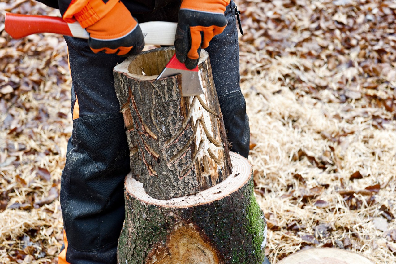 Mit einem STIHL Forstbeil AX 6 die Laterne entrinden
