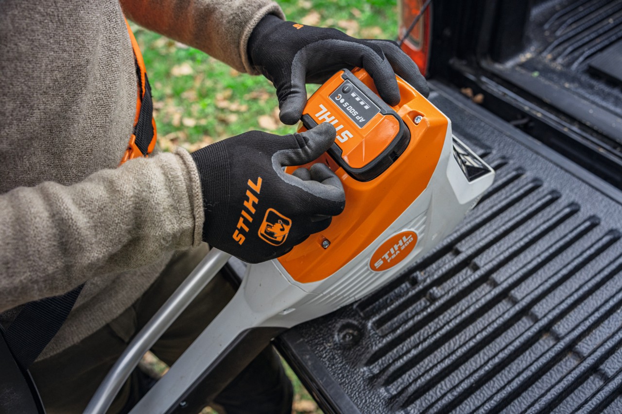 Встановлення акумулятора STIHL AP 500 S в інструмент
