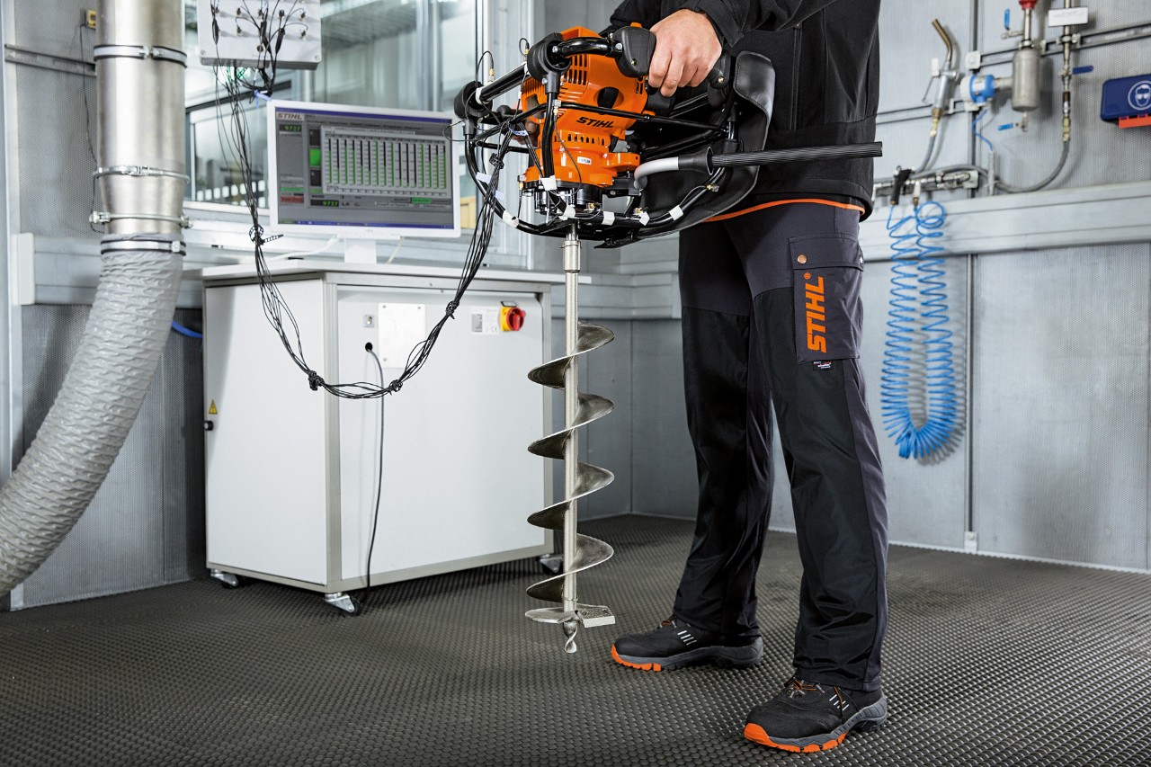 Прилад STIHL перевіряється на вібраційне навантаження