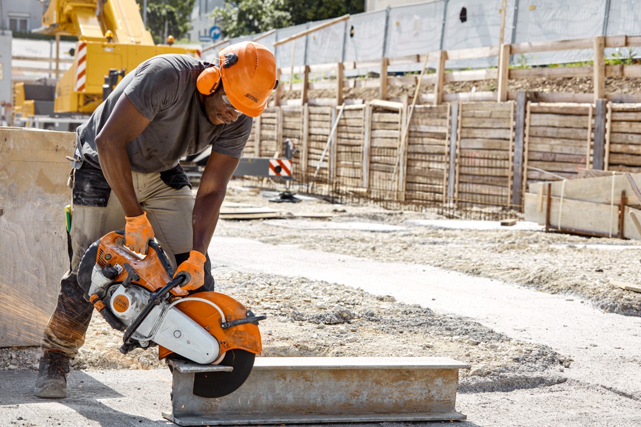 Чоловік працює на будівельному майданчику бензорізом STIHL TS 500i з відрізними дисками на основі синтетичних смол