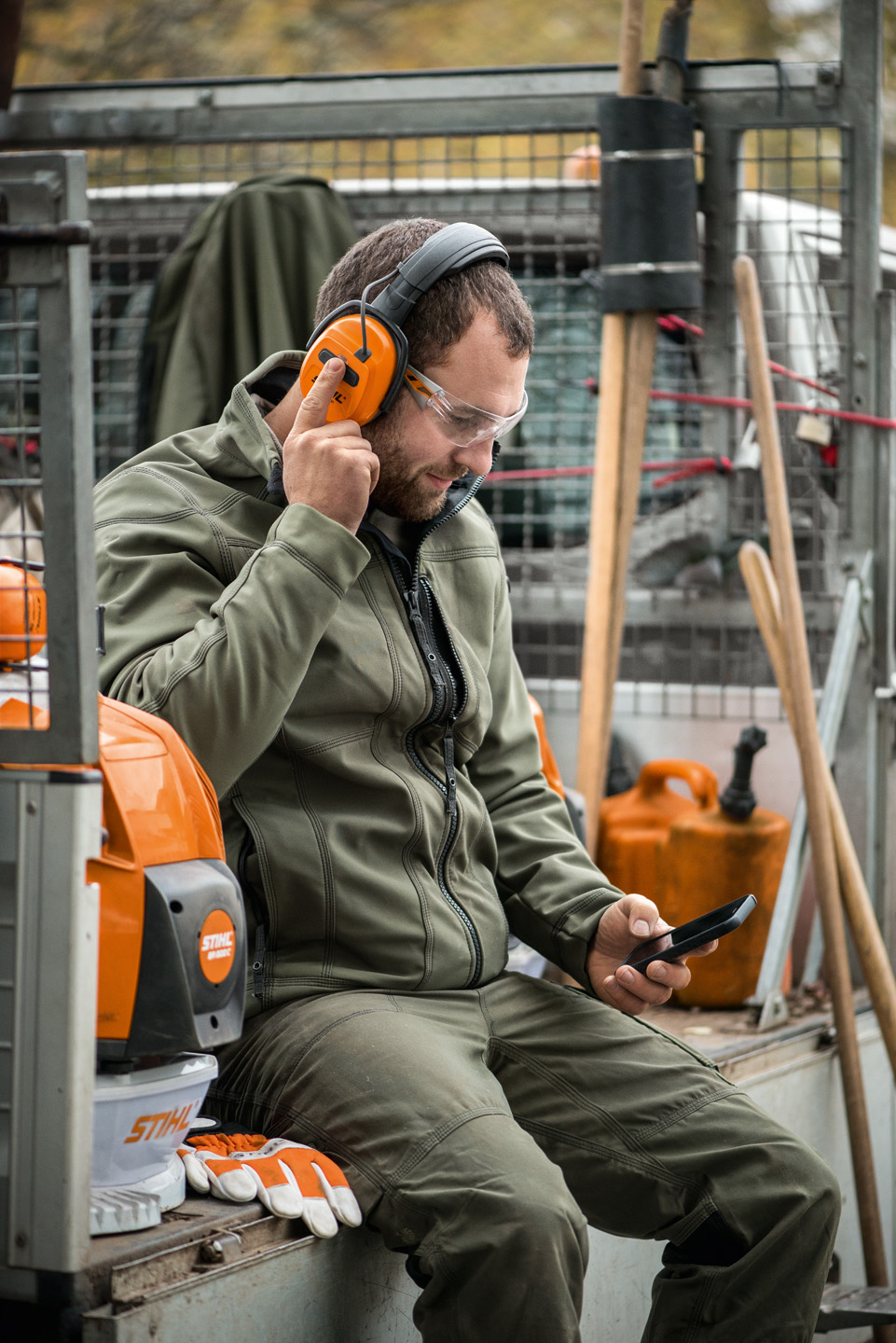 Протишумні навушники з функцією радіозв’язку або Bluetooth®, наприклад навушники на дужці STIHL Dynamic із Bluetooth® (BT)