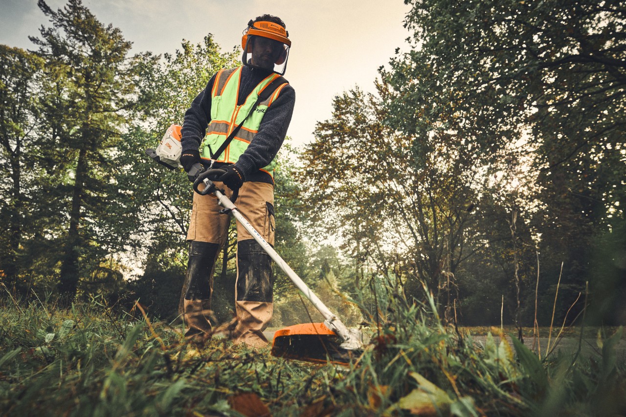 Чоловік з комбінованим інструментом STIHL KMA 200 R з FS-KM