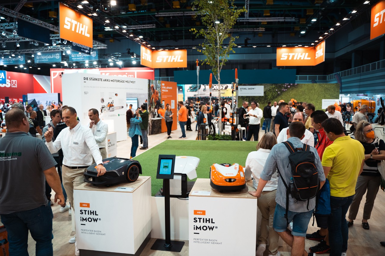 Добре доглянутий стенд STIHL з роботами-газонокосарками iMOW®