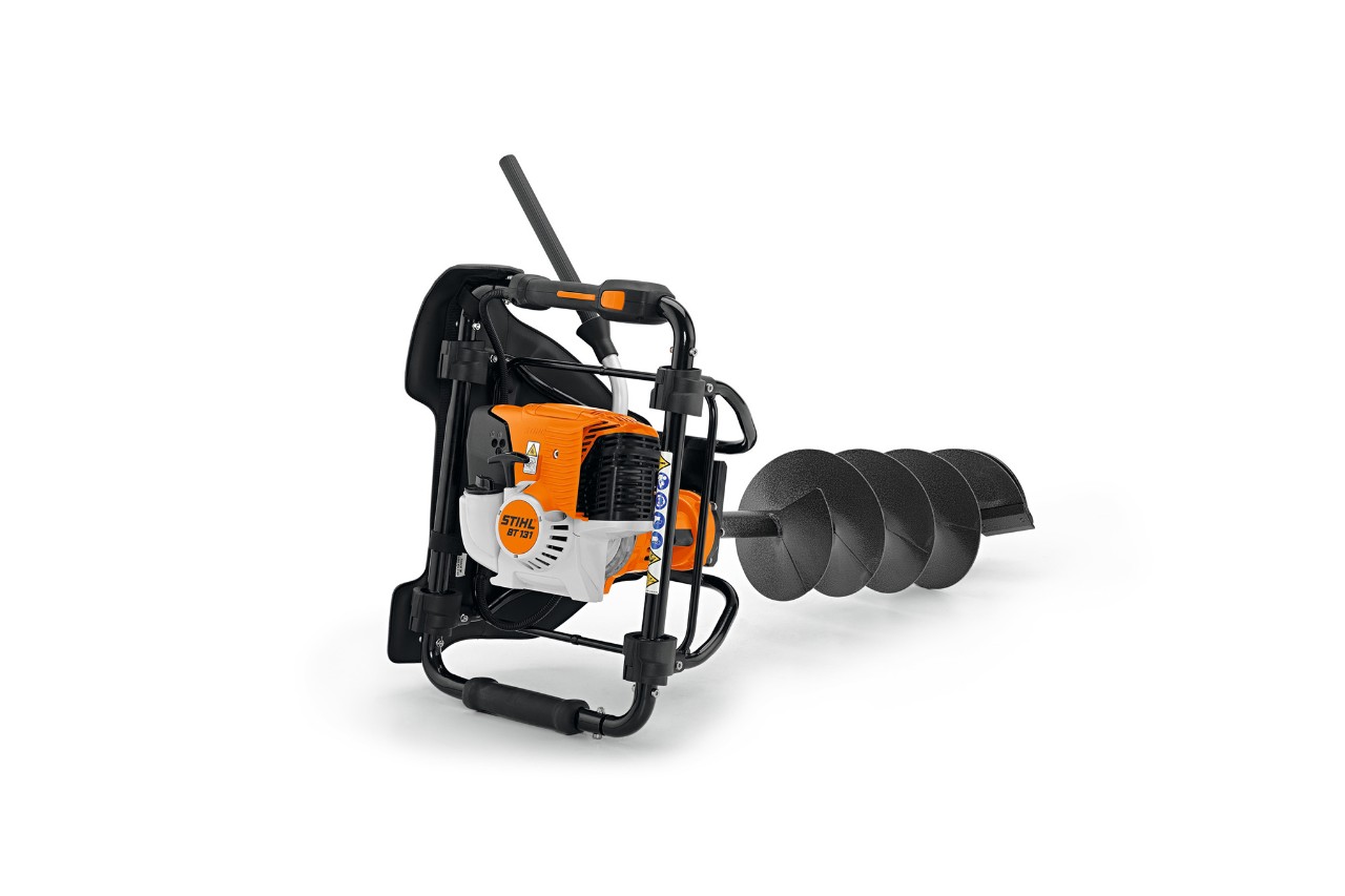 Мотобур STIHL BT 131 на білому фоні