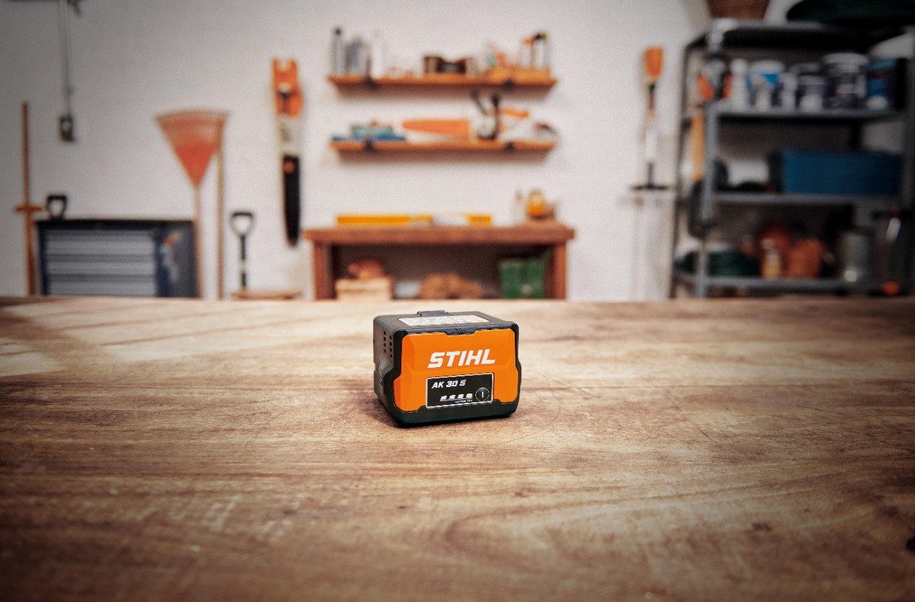 Майстерня з акумулятором STIHL AK 30 S на дерев'яному столі 