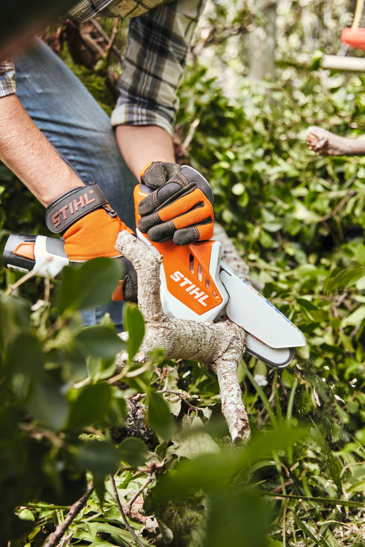 Живопліт підстригають акумуляторним кущорізом STIHL GTA 26