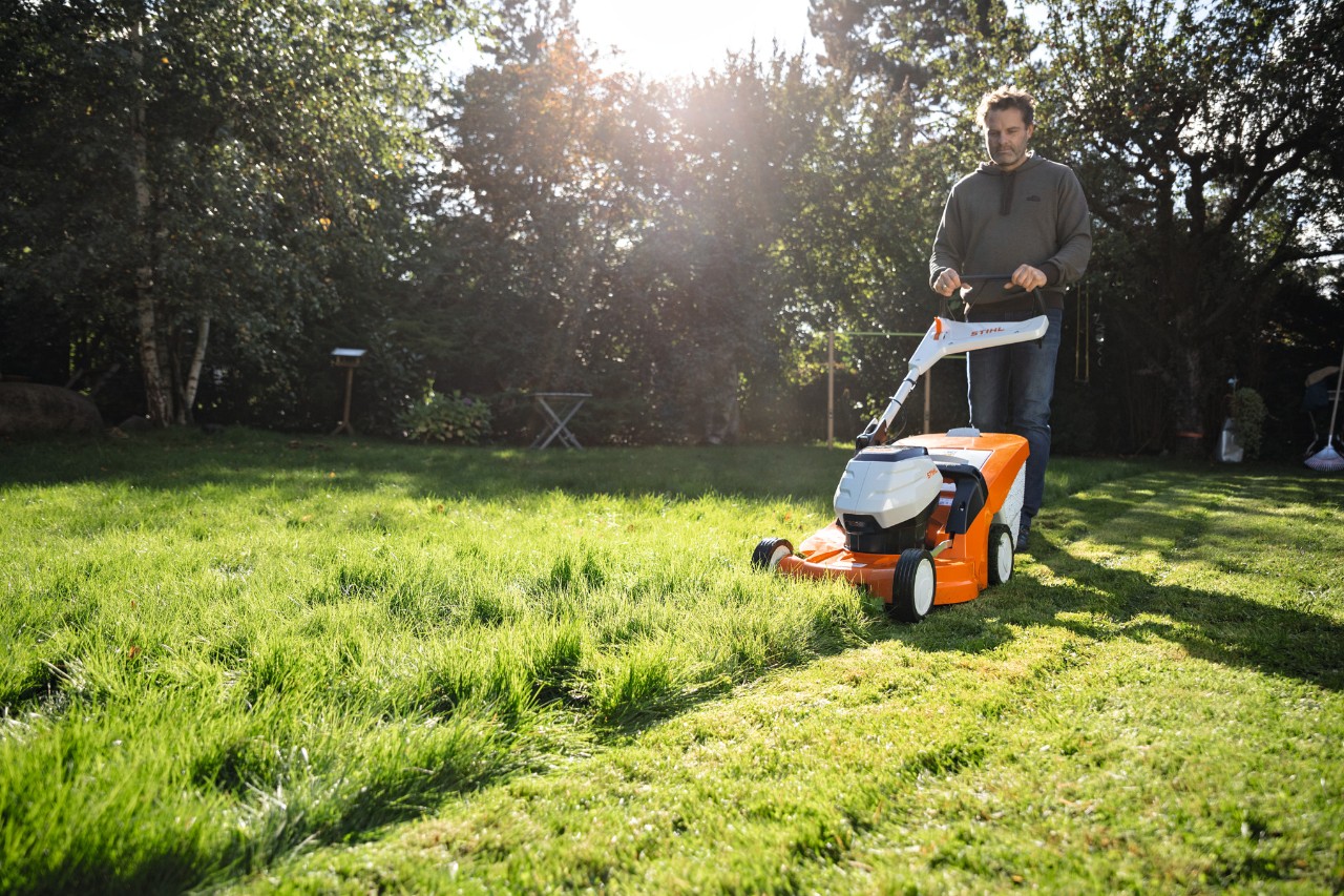 Чоловік косить газон за допомогою газонокосарки STIHL RMA 448 VC