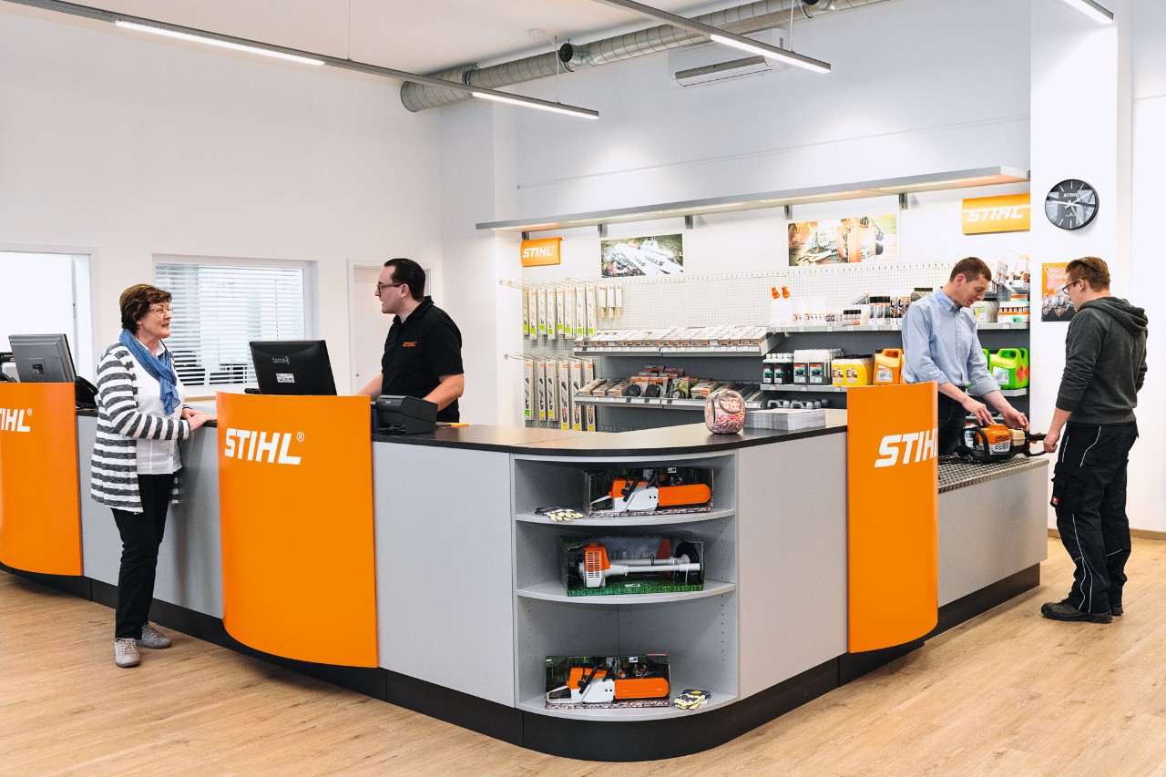 Торговий зал спеціалізованого дилера STIHL зі співробітниками й клієнтами