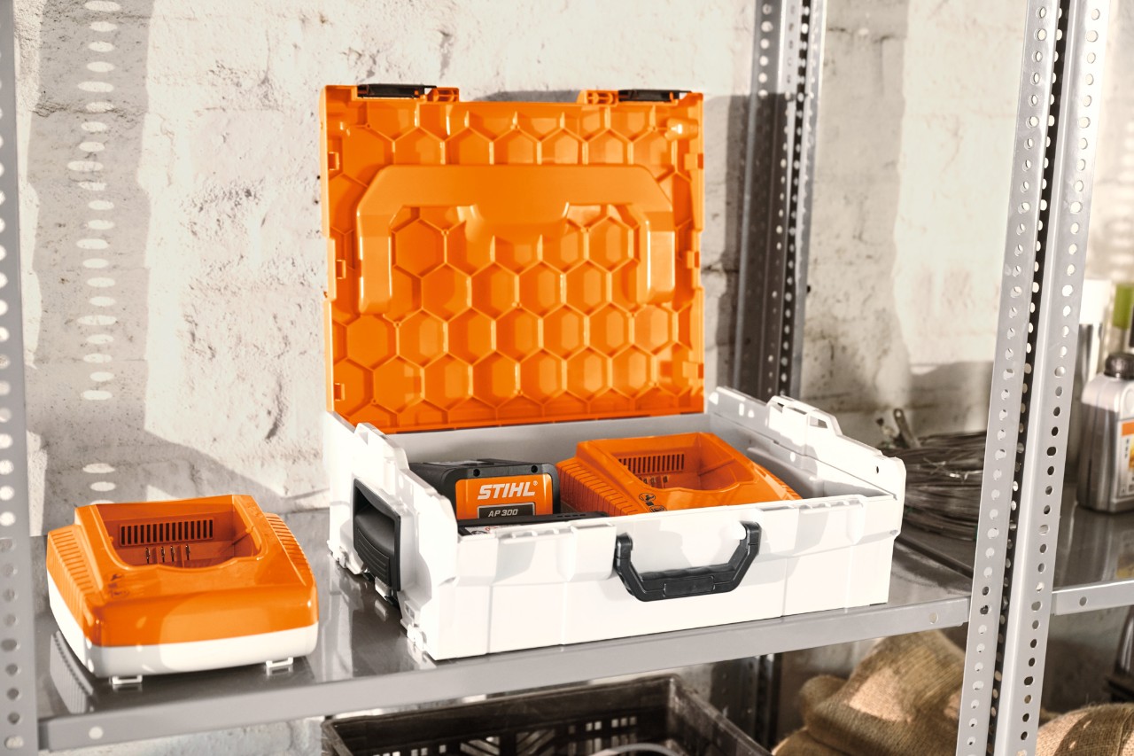 Бокс для акумуляторів STIHL із акумуляторами STIHL на полиці в майстерні