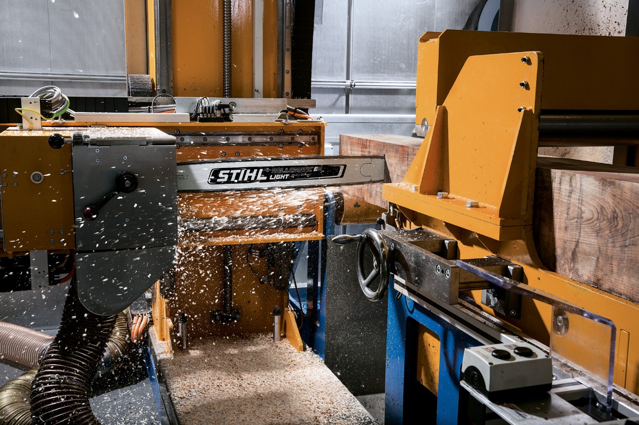Sägekette einer STIHL Kettensäge wird unter realen Bedingungen in einem Labor getestet